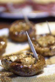 Espagne, Pays basque espagnol, Biscaye, Bilbao, pintxos de champignons au Bar Motrikes