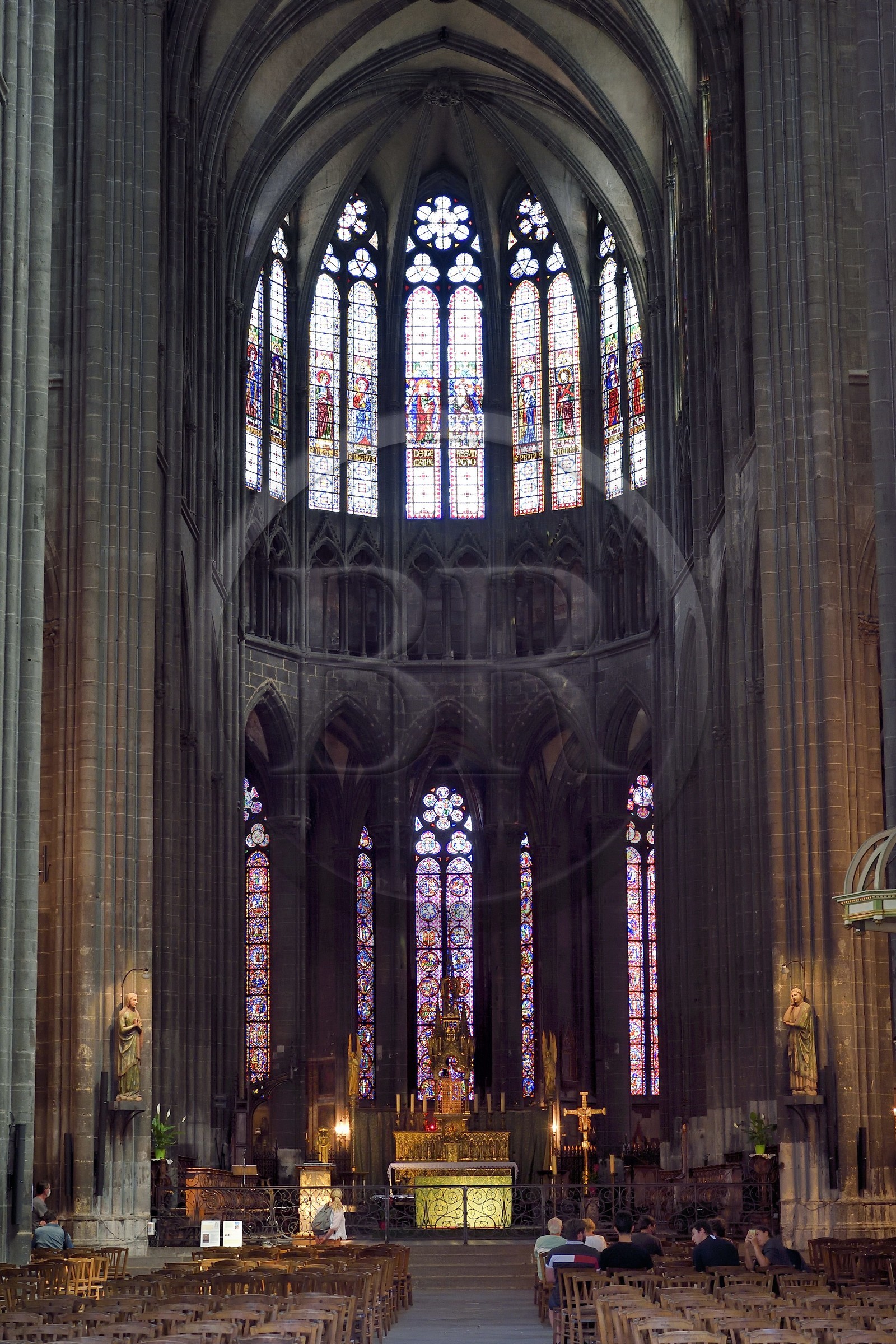 France, Puy-de-Dôme (63), Clermont-Ferrand, cathédrale Notre-Dame de l'Assomption du XIIIe siècle, le choeur et le maitre autel