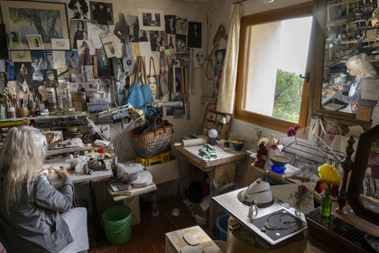 France, Vaucluse (84), Dentelles de Montmirail, le village médiéval de Séguret, labellisé Les Plus Beaux Villages de France, atelier de Kti Sias qui créé des bijoux en céramique