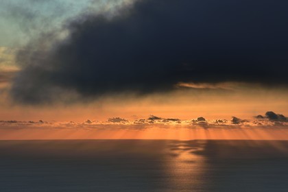 Italie, Sicile, iles Eoliennes, classées Patrimoine Mondial de l'UNESCO, ile de Stromboli, coucher de soleil sur la Mer Tyrrhénienne