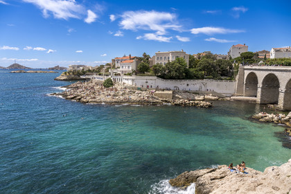 France, Bouches-du-Rhône (13), Marseille, quartier d'Endoume, la plage de roches blanches du Petit Nice allant de l'anse de la Fausse-monnaie à l'anse de Maldormé, le petit fort de l'Ile Degaby et l'Archipel des îles du Frioul avec le Chateau d'If en arrière plan