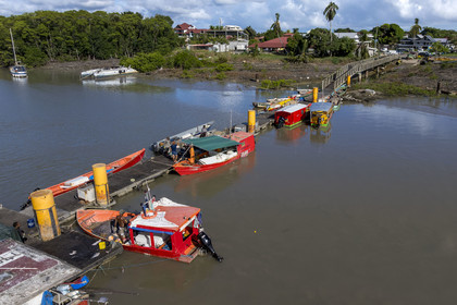 France, Guyane, Kourou, le ponton des pêcheurs sur l'estuaire du fleuve Kourou à proximité de la gare maritime des Balourous (vue aérienne)
