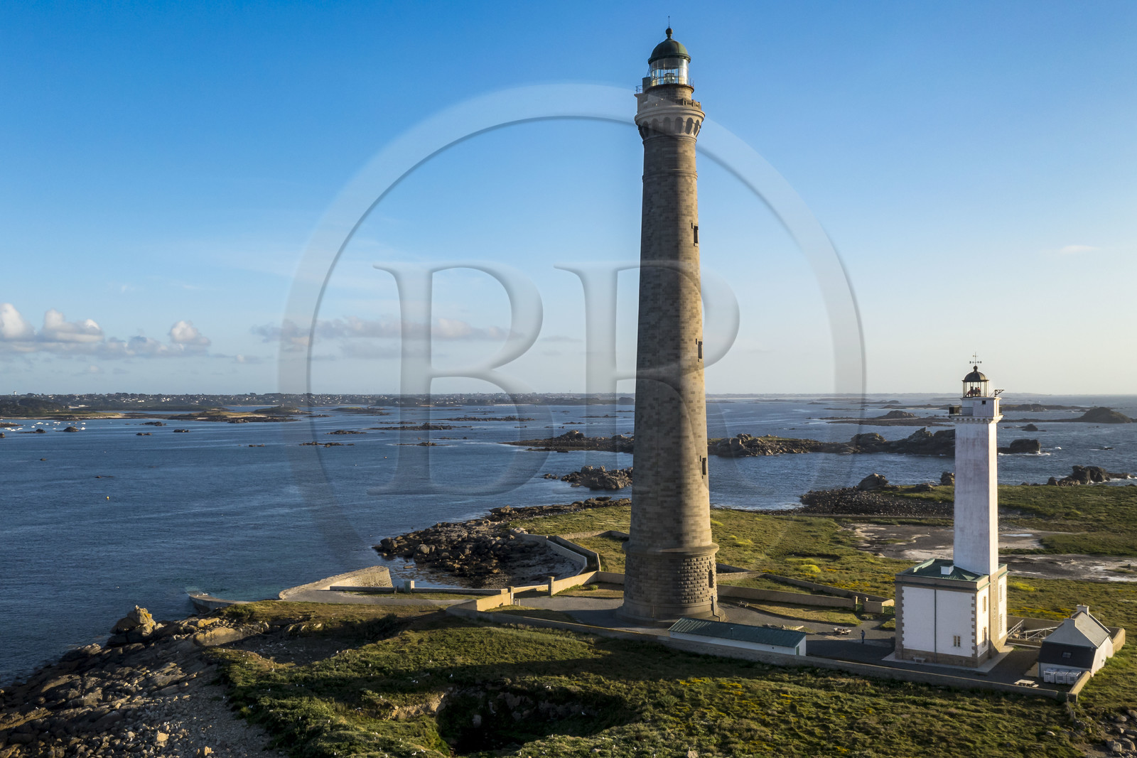 France, Finistère (29), Pays des Abers, Ile Vierge dans l'archipel de Lilia, le phare de l'Ile Vierge, le plus haut phare d'Europe avec 82,5 mètres, et l'ancien phare de 1845 (vue aérienne)