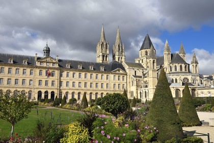 France, Calvados (14), Caen, l'abbaye aux hommes, la mairie à gauche et l'église Saint-Étienne