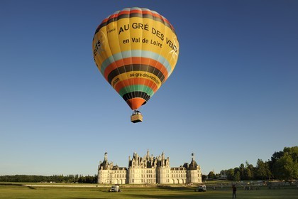 France, Loir et Cher (41), Vallée de la Loire classée Patrimoine Mondial de l' UNESCO, château de Chambord, montgolfières au décollage
