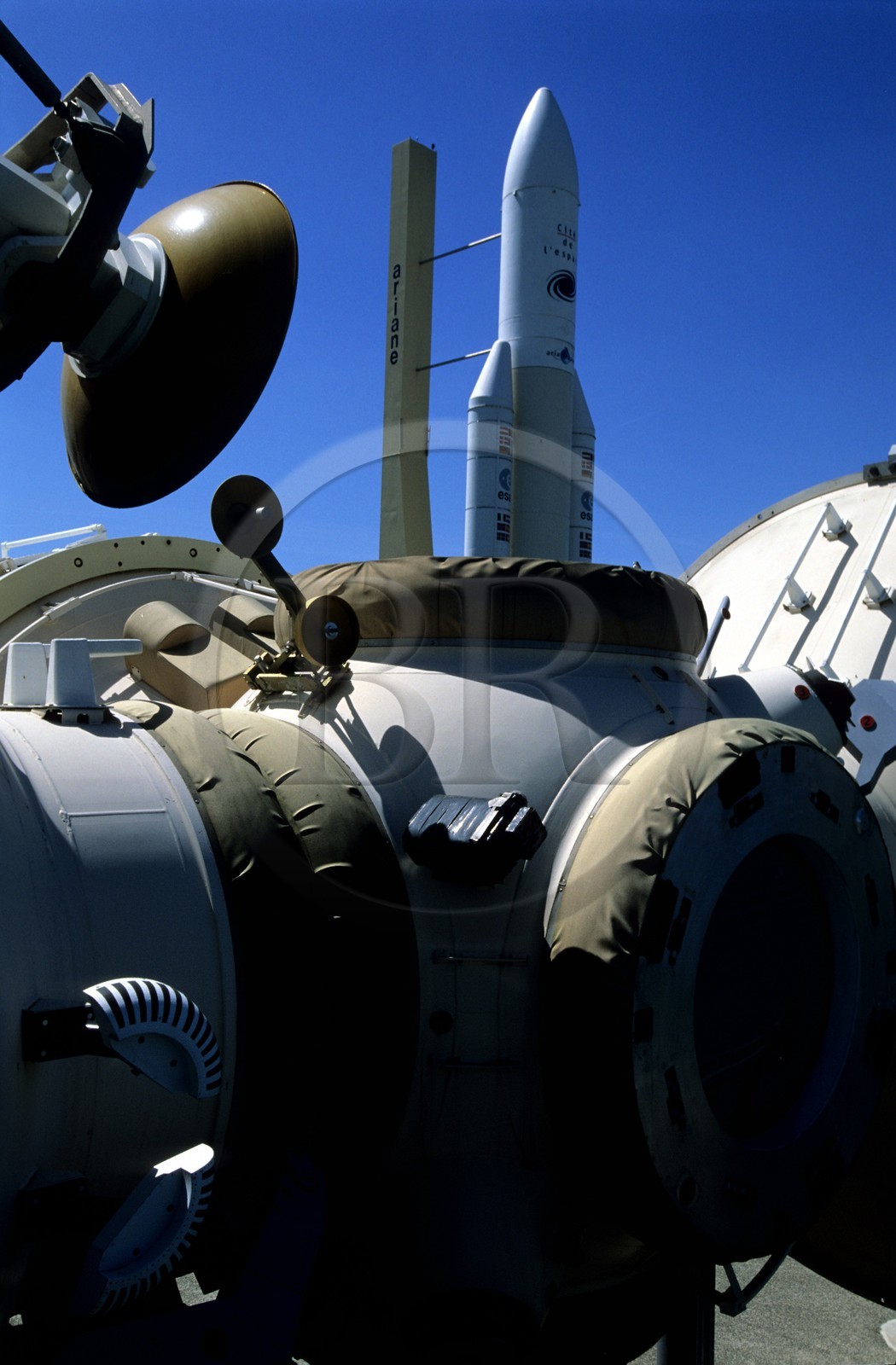 France, Haute-Garonne (31), Toulouse, Cité de l'Espace, station Mir et maquette grandeur nature de la fusée Ariane 5