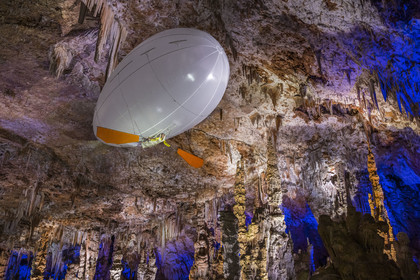 France, Gard (30), Méjannes-le-Clap, grotte de La Salamandre, découverte de la grotte en Aéroplume®, un ballon dirigeable individuel gonflé à l'hélium qui permet de s'envoler en battant des ailes