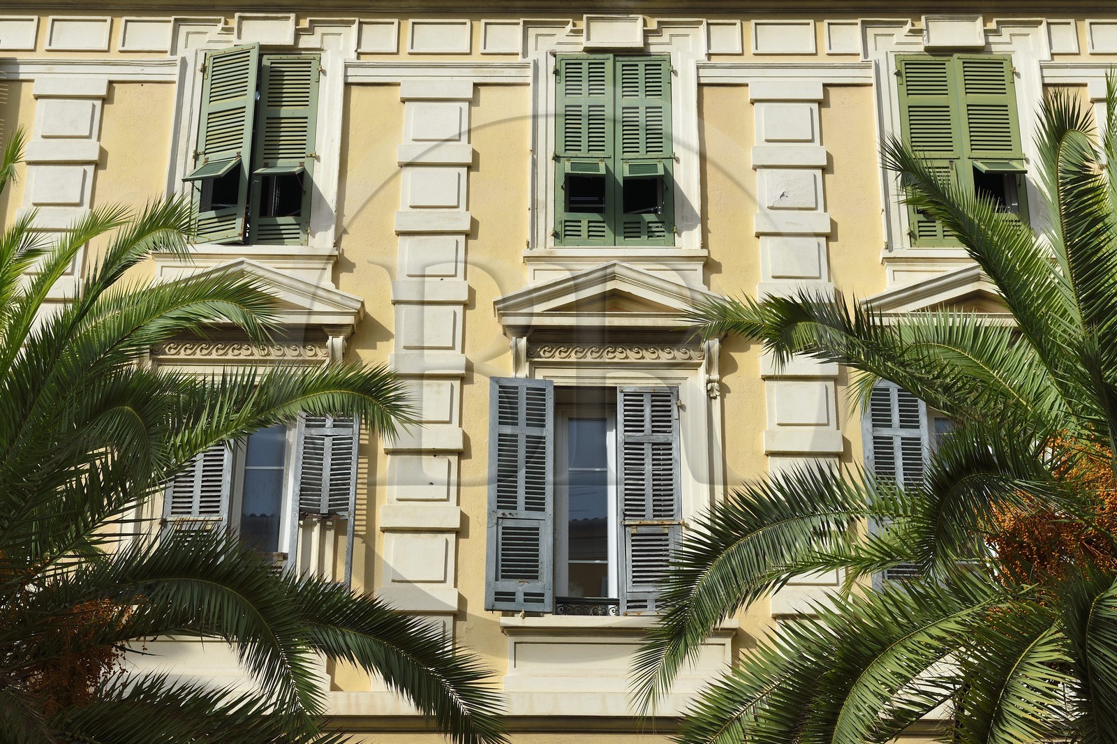 France, Corse-du-Sud (2A), Ajaccio, volets à persiennes d'un immeuble à l'angle de la rue du Premier Consul et du cours Napoléon