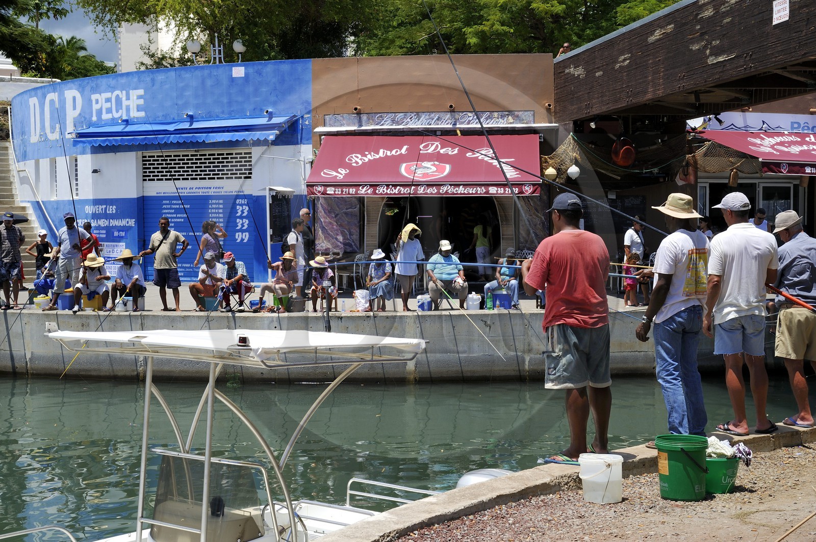 France, Ile de la Reunion, la Côte Ouest, Saint-Gilles-les-Bains, pêcheurs dans le port
