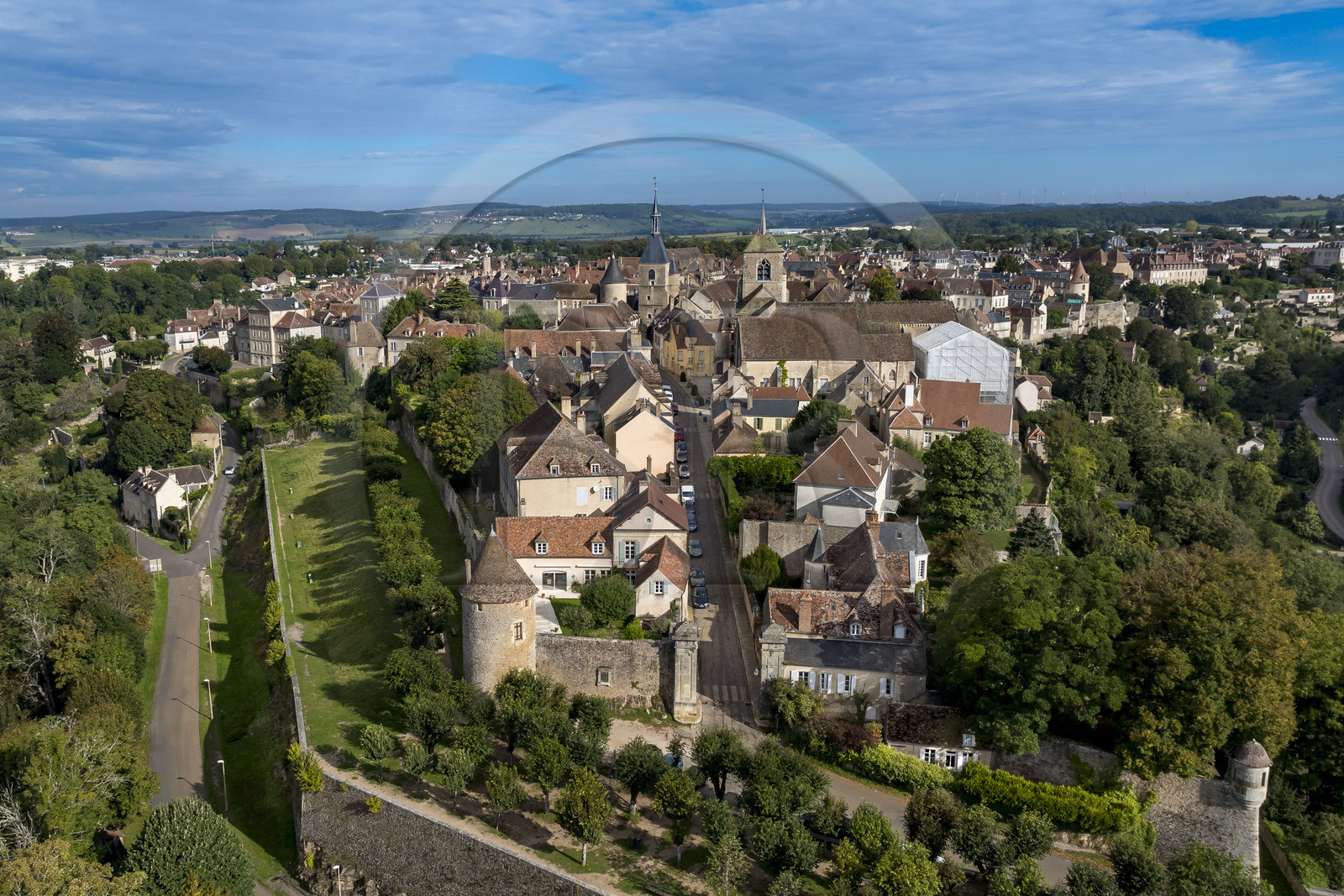 France, Yonne (89), parc naturel régional du Morvan, Avallon, les remparts de la vieille ville, la tour de l'Horloge et l'église collégiale Saint-Lazare en arrière plan (vue aérienne)