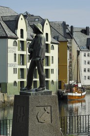 Norvège, More Og Romsdal, Alesund, statue en bronze d'un matelot devant le vieux port (brosundet)