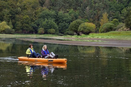 France, Cantal (15), Gorges de la Truyère, découverte en kayak à pédales de la rivière Truyère au pied du village de Chaliers