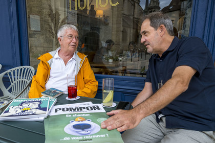 France, Côte-d'Or (21), Dijon, zone classée Patrimoine Mondial de l'UNESCO, terrasse du Bar Nuage place Bossuet, le journaliste Gérard Bouchu rédacteur en chef du magazine Pompon et Bingbang, deux regards décalés sur la vie culturelle et gastronomique de Dijon et sa région, avec son editeur Richard Patouillet