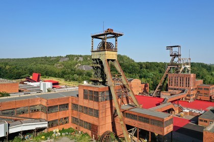 France, Moselle (57), Petite-Rosselle, le musée du carreau Wendel, le carreau Wendel et ses puits, terrils en arrière plan (vue aérienne)