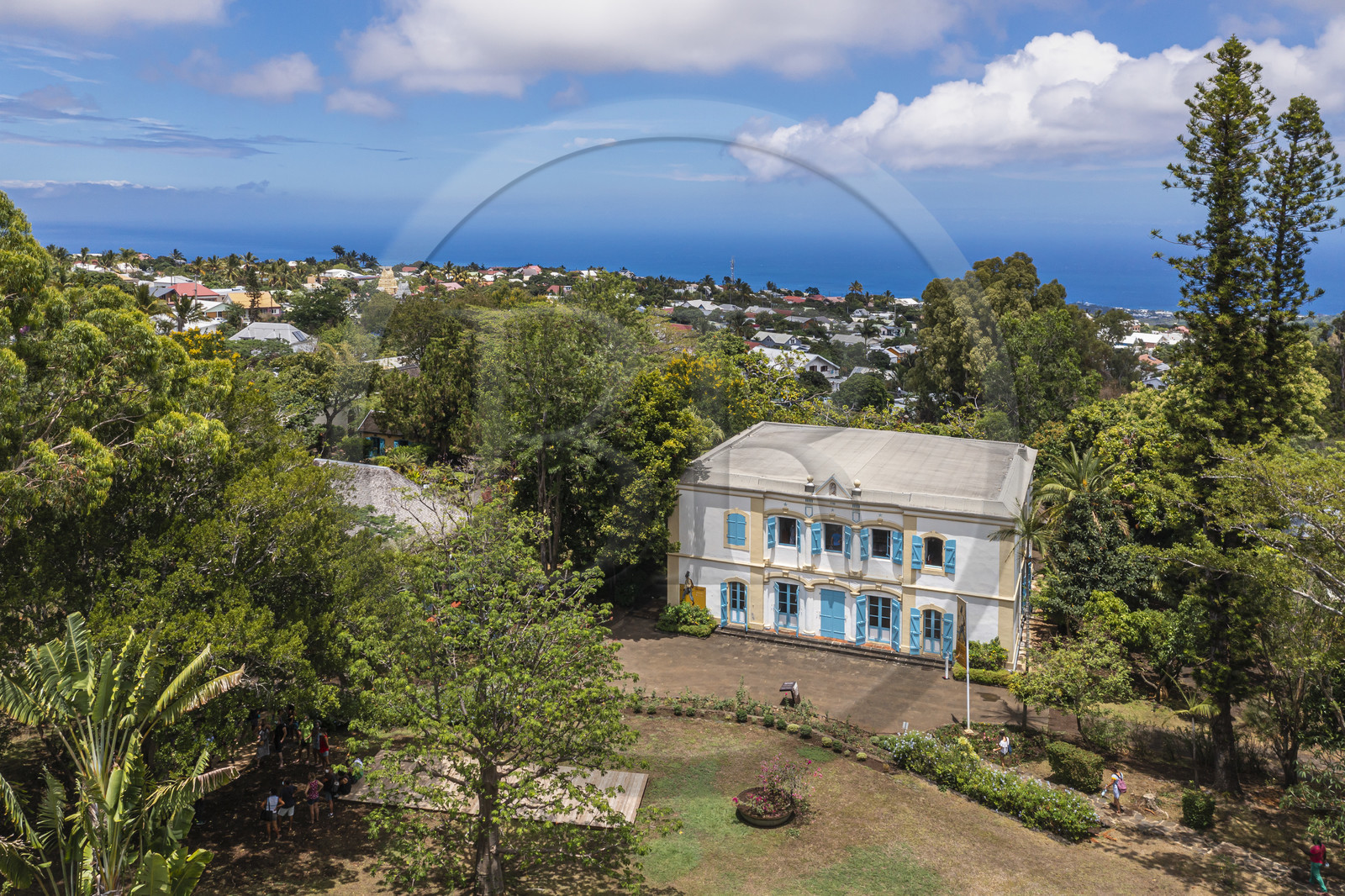 France, Ile de la Reunion, Saint-Gilles-les-Hauts, Musée de Villèle dans le domaine Panon-Desbassyns, ancienne propriété coloniale au cœur d'une grande plantation de canne à sucre qui faisait travailler un peu plus de 400 esclaves, la maison de maitre (vue aérienne)
