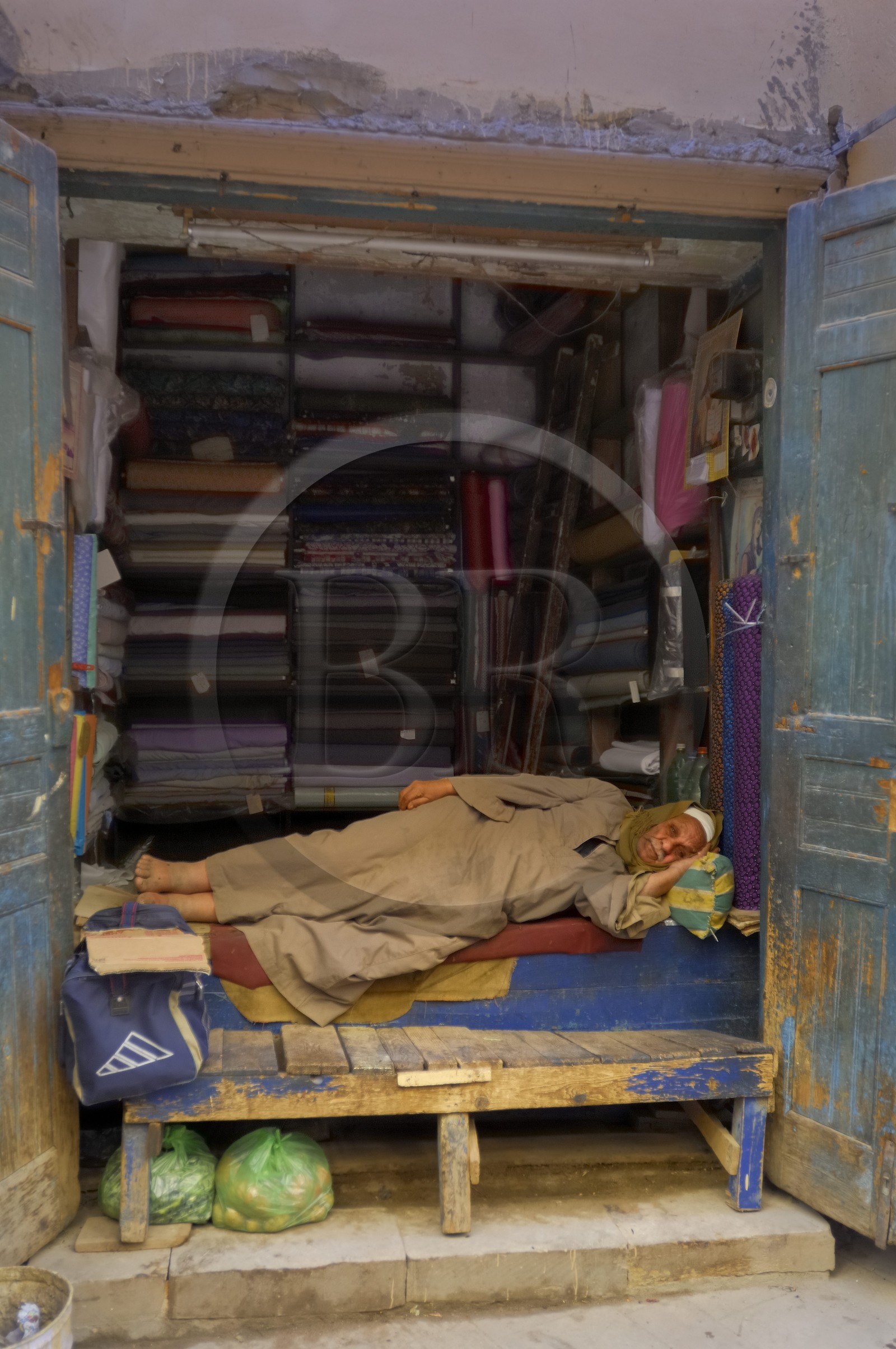 Egypte, Haute Egypte, vallée du Nil, Louxor, le nouveau souk, marchand de tissus