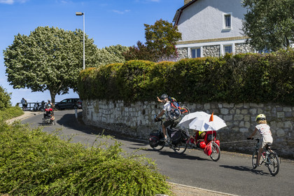 France, Maine-et-Loire, Loire valley listed as World Heritage by UNESCO, Saumur, cycling on the banks of the Loire, BIKE PACK by Clémence and Jérémy with their 4 daughters (7, 5, 5 years old and 20 months old)