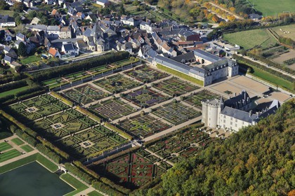 France, Indre-et-Loire (37), Vallée de la Loire classée Patrimoine Mondial de l' UNESCO, le château et les jardins de Villandry (vue aérienne)
