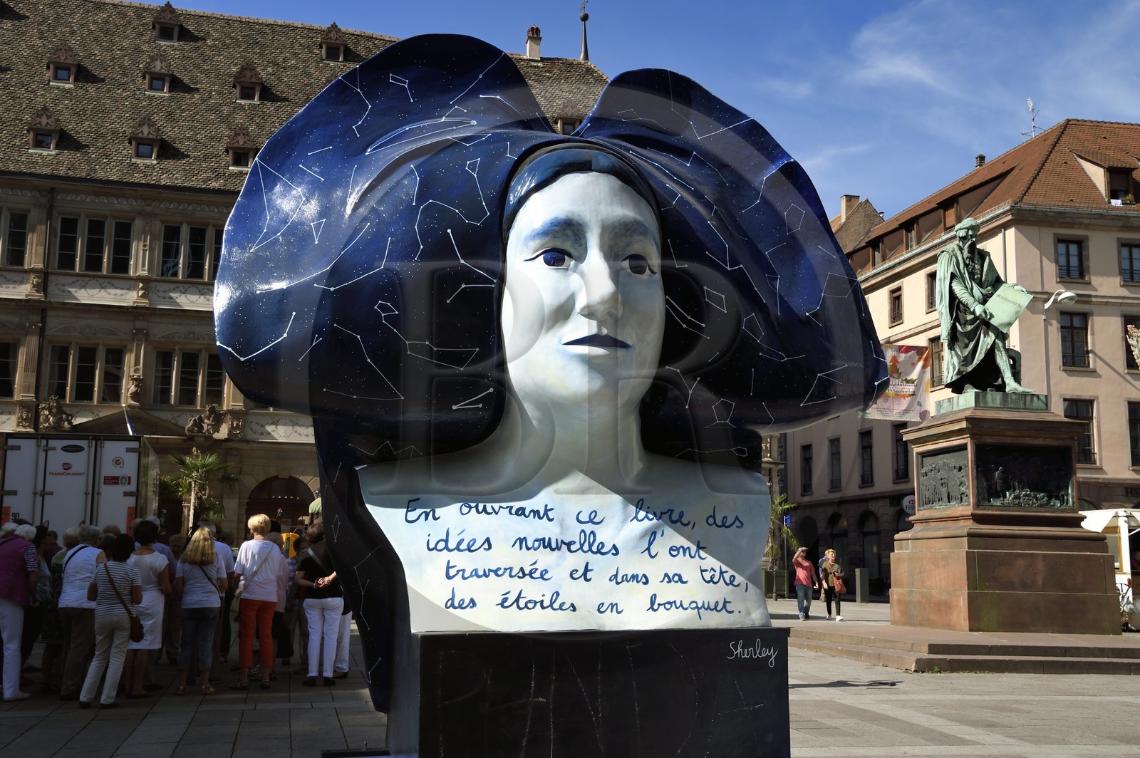 France, Bas-Rhin (67), Strasbourg, vieille ville classée Patrimoine Mondial de l'UNESCO, place Gutenberg, Street Heart, exposition itinérante de 10 sculptures géantes de coiffes d'Alsaciennes disséminées dans la ville, la statue de Gutenberg en arrière plan