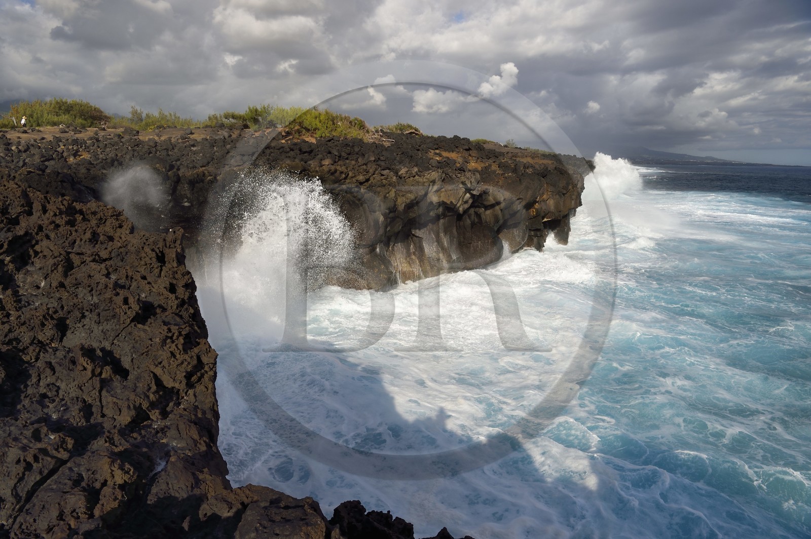 France, Ile de la Reunion, L'Etang Salé les Bains, la côte entre Le Gouffre et l'Etang du Gol, roches noires basaltiques d'origine volcanique tourmentées par l'océan