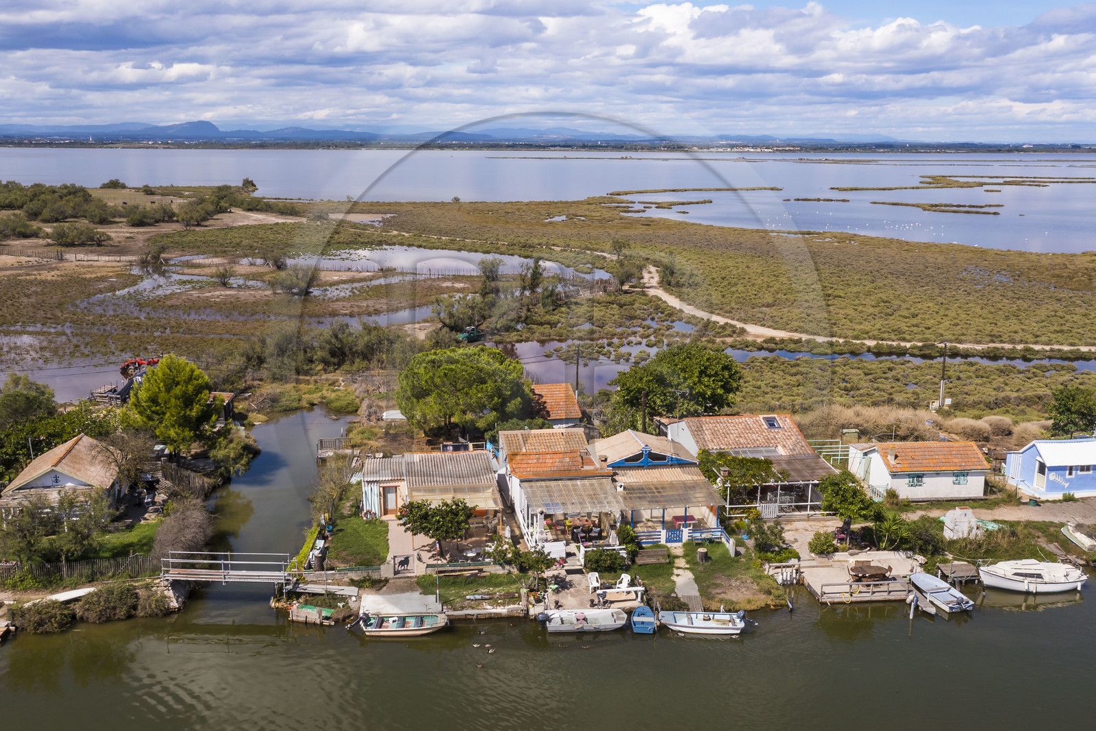 France, Hérault (34), La Grande-Motte, lieu dit des Cabanes du Roc, anciennes cabanes de pécheurs en bordure du canal du Rhône à Sète, l'étang de l'Or en arrière plan (vue aérienne)