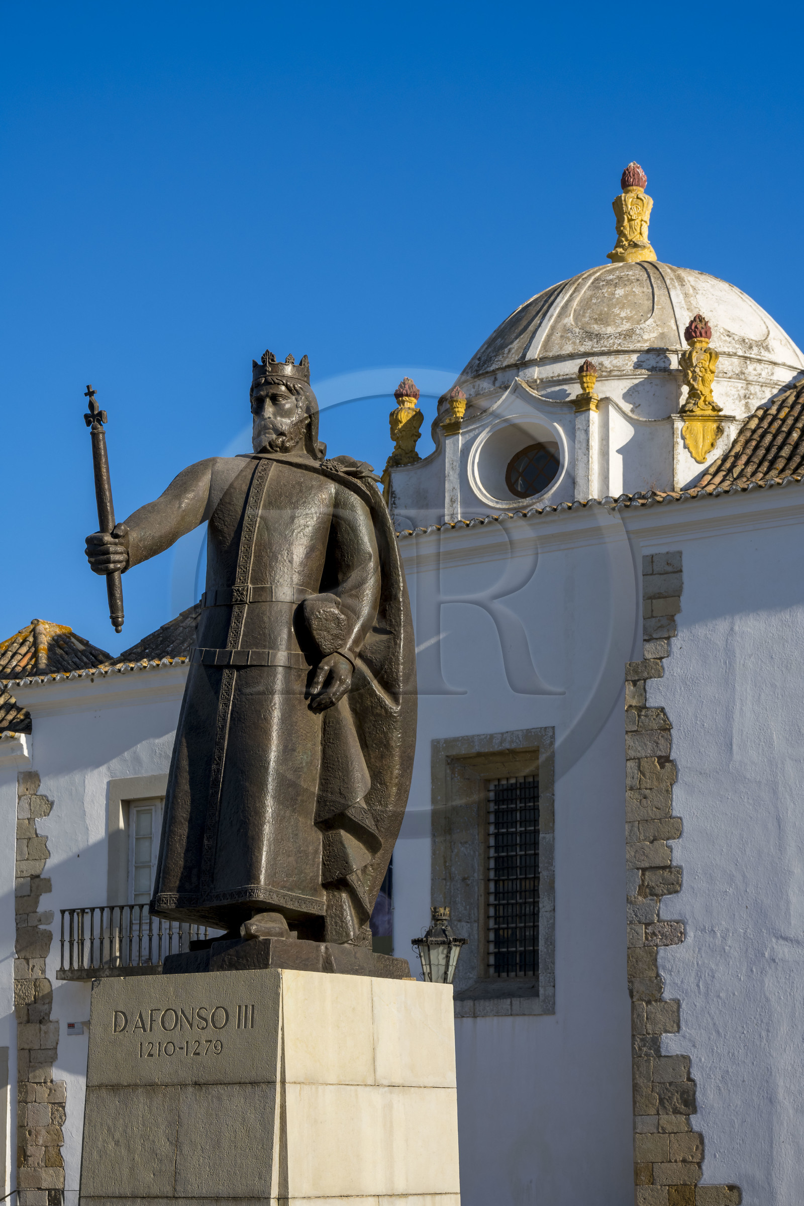 Portugal, Algarve, Faro, la vieille ville, statue Afonso III devant le Musée municipal de Faro dans l'ancien couvent Nossa Senhora da Assuncao