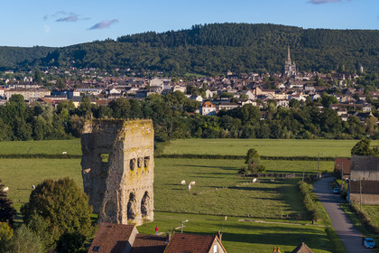 France, Saône-et-Loire (71), Autun, le temple gallo-romain dit de Janus dont la première construction remonte à l’époque gauloise au IIIe siècle av. JC (vue aérienne)