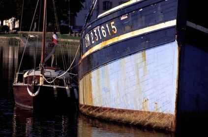 France, Finistère (29), petit et grand voilier côte à côte sur l' Aulne à Port-Launay vers Châteaulin