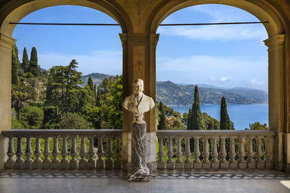 Italie, Ligurie, Province d'Imperia, Vintimille, Jardin botanique Hanbury, Palazzo Orengo, loggia ouverte sur le paysage et buste de Thomas Hanbury
