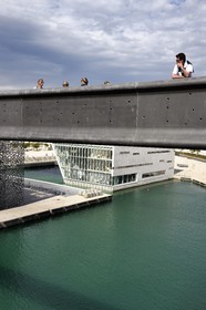 France, Bouches-du-Rhône (13), Marseille, passerelle du MuCEM (Musée des civilisations de l'Europe et de la Méditerranée) par les architectes Rudy Ricciotti et R. Carta et La Villa Méditerranée de l'architecte Stefano Boeri en arrière plan