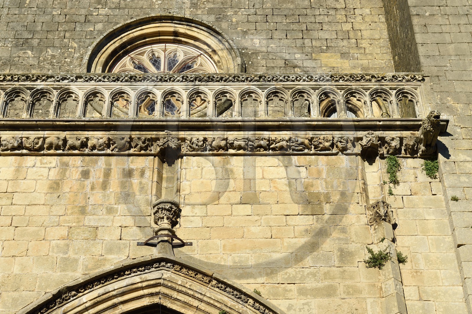 France, Dordogne (24), Périgord Pourpre, Beaumont-du-Périgord, l'église fortifiée Saint-Laurent-et-Saint-Front de style gothique anglais du XIIIe siècle au coeur de la bastide