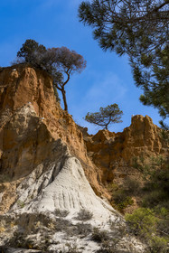 Portugal, Algarve, Olhos de Agua, the red cliffs of Praia da Falésia