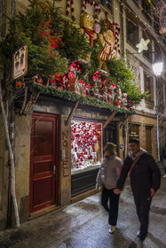 France, Bas-Rhin (67), Strasbourg, vieille ville classée au Patrimoine Mondial de l’UNESCO, la Maison de Hanssen et Gretel dans la rue du Chaudron avec ses décors de Noël