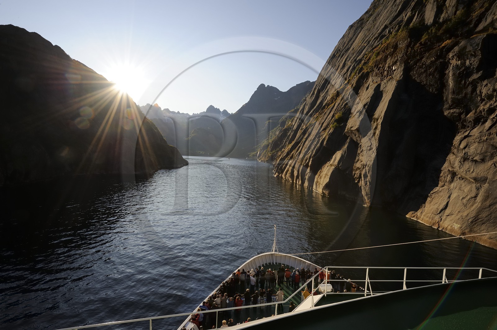 Norvège, Nordland, Iles Lofoten, l'Hurtigruten (l'express côtier) progressant dans le très etroit fjord Trollfjord en bordure du Raftsundet