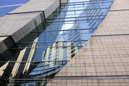 Turkey, Istanbul, Levent District, Kanyon Shopping Mall (Kanyon Alisveris Merkezi) by Jerde Partnership and Tabanlioglu architects firm