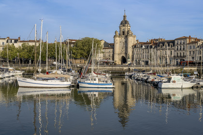France, Charente-Maritime (17), La Rochelle, le Vieux Port avec la porte de la Grosse Horloge