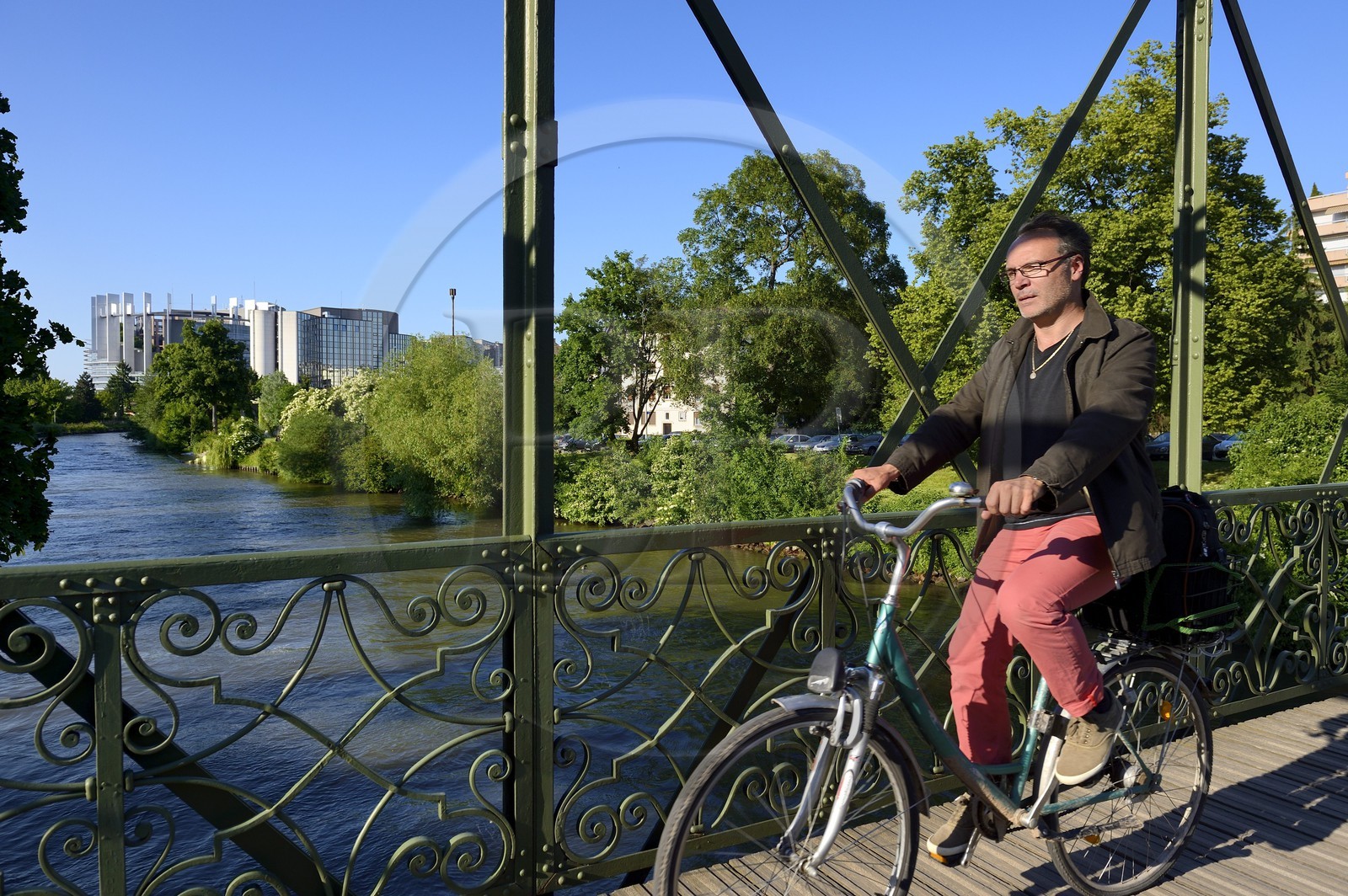 France, Bas-Rhin (67), Strasbourg, la passerelle Ducrot sur la rivière l’Ill et le Parlement Européen