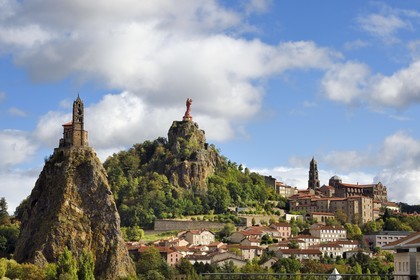France, Haute-Loire (43), Le Puy-en-Velay, étape classée Patrimoine Mondial de l'UNESCO dans le cadre des chemins de Compostelle, vue sur la ville avec la Chapelle Saint-Michel d'Aiguilhe perchée sur un piton volcanique à gauche, la statue Notre Dame de France (de 1860) sur le Rocher Corneille surplombant la cathédrale Notre Dame de l'Annonciation du XIIe siècle à droite