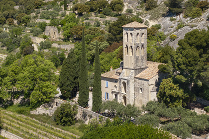 France, Vaucluse (84), Dentelles de Montmirail, Beaumes-de-Venise, la chapelle Notre-Dame d'Aubune des XIe et XIIIe siècles au pied du plateau des Courens est un des plus beaux exemples d'art roman provençal (vue aérienne)