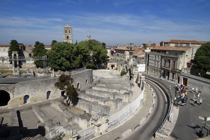 France, Bouches-du-Rhône (13), Arles, le théâtre antique du Ier siècle av JC et le clocher de l'église Saint Trophime du XII-XVe siècle, tous deux classés Patrimoine Mondial de l'UNESCO