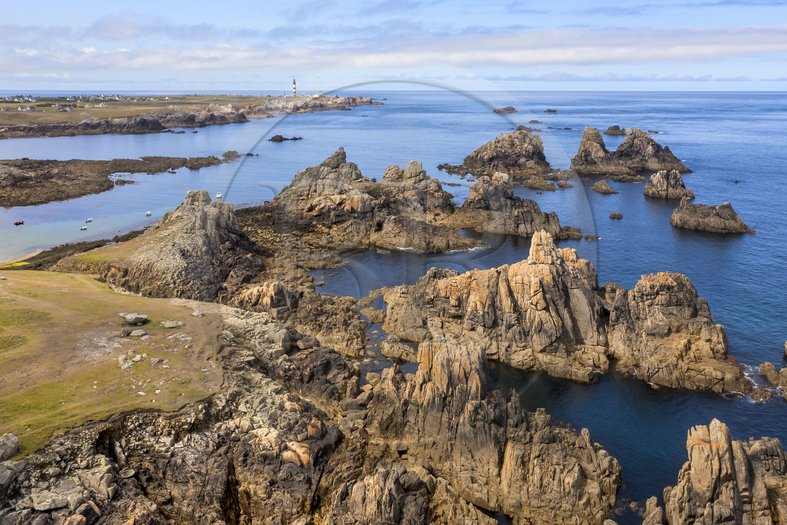 France, Finistère (29), Mer d'Iroise, Ile d'Ouessant, la cote dechiquetée et les rochers de la cote Nord, le phare du Créac'h en arrière plan (vue aérienne)