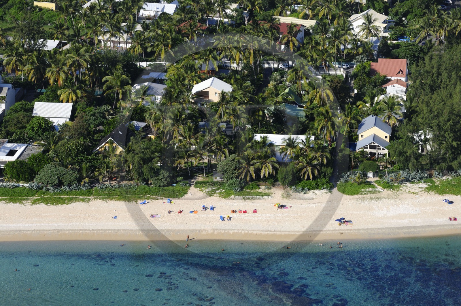 France, île de la Réunion, plage du lagon de Saint-Gilles-Les-Bains, l'Ermitage-les-Bains (vue aérienne)
