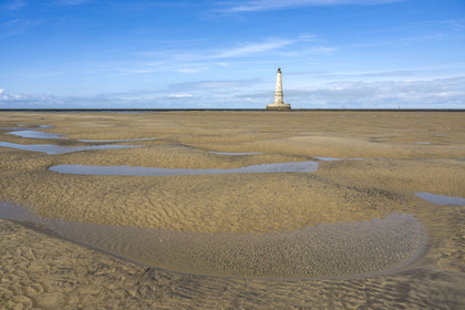 France, Gironde (33), le Verdon-sur-Mer, plateau rocheux de Cordouan à marée basse, phare de Cordouan, classé Patrimoine Mondial de l'UNESCO