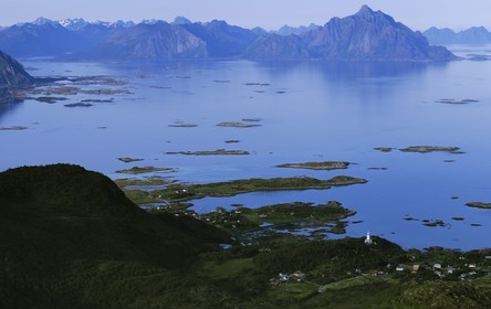 Norvège, Nordland, Iles Lofoten, Ile de Vestvagoy, port de Stamsund (vue aérienne)