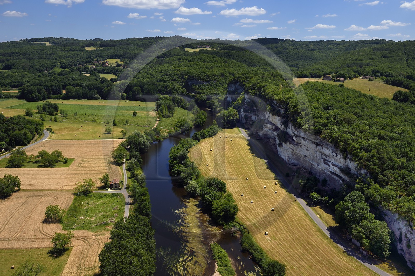 France, Dordogne (24), Périgord Noir, vallée de la Vézère, site préhistorique et grotte ornée classés Patrimoine Mondial de l'UNESCO, Peyzac-le-Moustier, falaise de La Roque-Saint-Christophe, site troglotytique datant de la Préhistoire (vue aérienne)