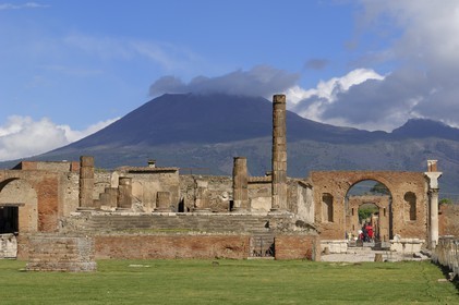 Italie, Campanie, Pompei, site archéologique classé Patrimoine Mondial de l'UNESCO, le Forum avec le temple de Jupiter et le Vésuve en arrière-plan