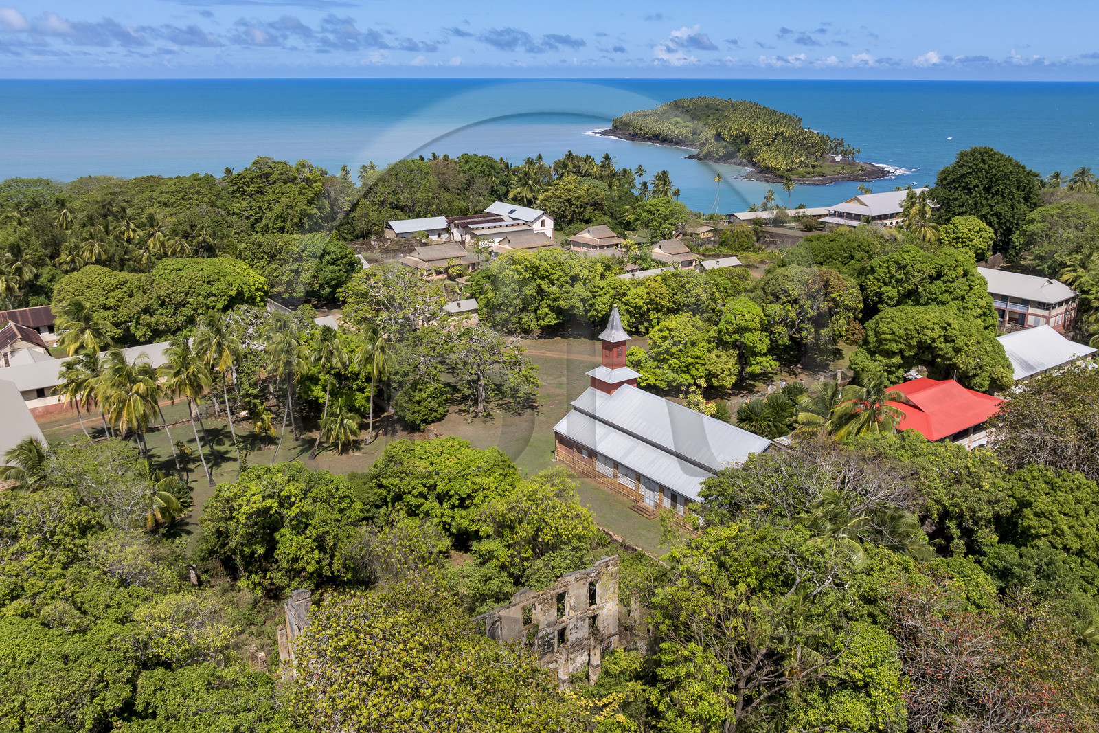 France, Guyane, Kourou, Iles du Salut, l'Ile Royale qui accueillait l'administration, la chapelle et l'hôpital du bagne ainsi que les logements de la direction et des gardiens (vue aérienne)