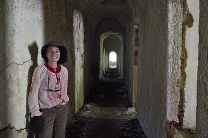 France, Alpes-Maritimes (06), Fort de la Marguerie ou Fort Margheria (1842m) à l'ouest du Col de Tende, l'ethnologue Nathalie Magnardi