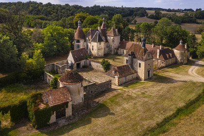 France, Allier (03), ancienne province du Bourbonnais, Besson, chateau du Vieux Bostz appartenant aux descendants des Bourbon-Parme (vue aérienne)