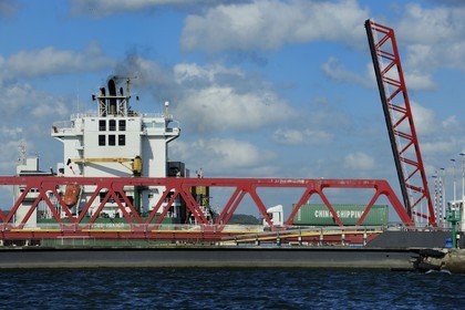 France, Seine-Maritime (76), Le Havre, le port de commerce, porte-conteneurs dans l'écluse François Ier
